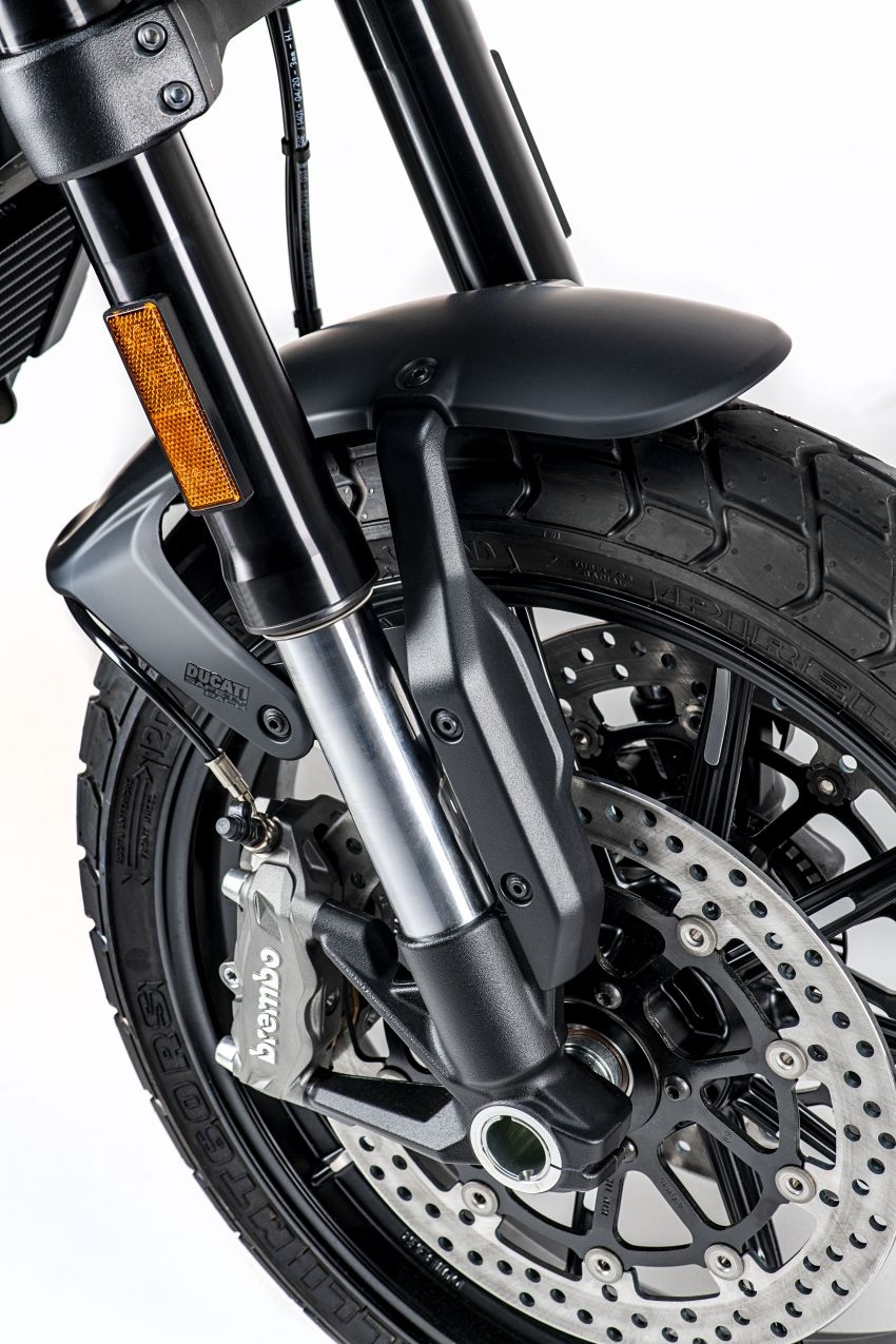 Theo Ducati hệ thống phanh bao gồm kẹp 4 pít tông M4.32 Monobloc gắn xuyên tâm Brembo với đĩa phanh đường kính 320 mm ở phía trước và kẹp pit tông đơn và đĩa đơn ở phía sau.