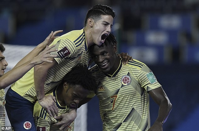 Santiago Arias được an ủi khi Colombia giành chiến thắng 3-0 trước Venezuela trong trận ra quân tại Vòng loại World Cup 2022 khu vực Nam Mỹ.