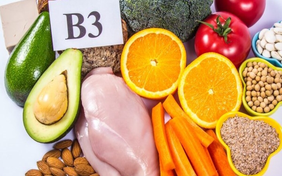 Những thực phẩm bổ sung vitamin B3 như ức gà, cá cơm, cá hồi, thịt heo, thịt bò, gạo lứt, khoai tây...
