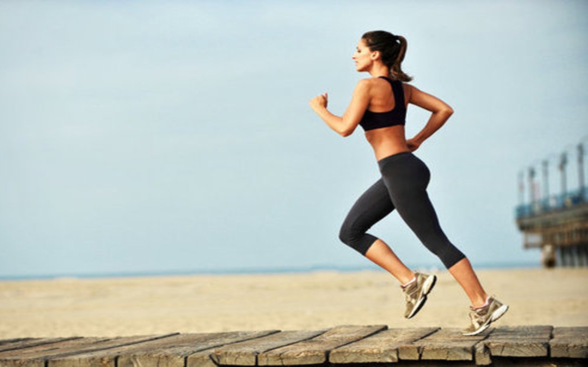 Rèn luyện cơ thể: Tập thể dục điều độ không chỉ làm tăng estrogen mà còn tác động đến nhiều hormone trong cơ thể như giúp phụ nữ ngủ ngon và cải thiện tâm trạng...