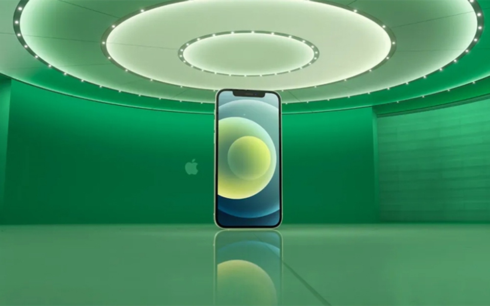 iPhone 12 được trang bị lớp cường lực Ceramic Shield - được làm bằng cách pha trộn giữa tinh thể gốm nano và thủy tinh, có độ bền cao vì cứng, nhẹ và gần như không truyền nhiệt và dẫn điện.