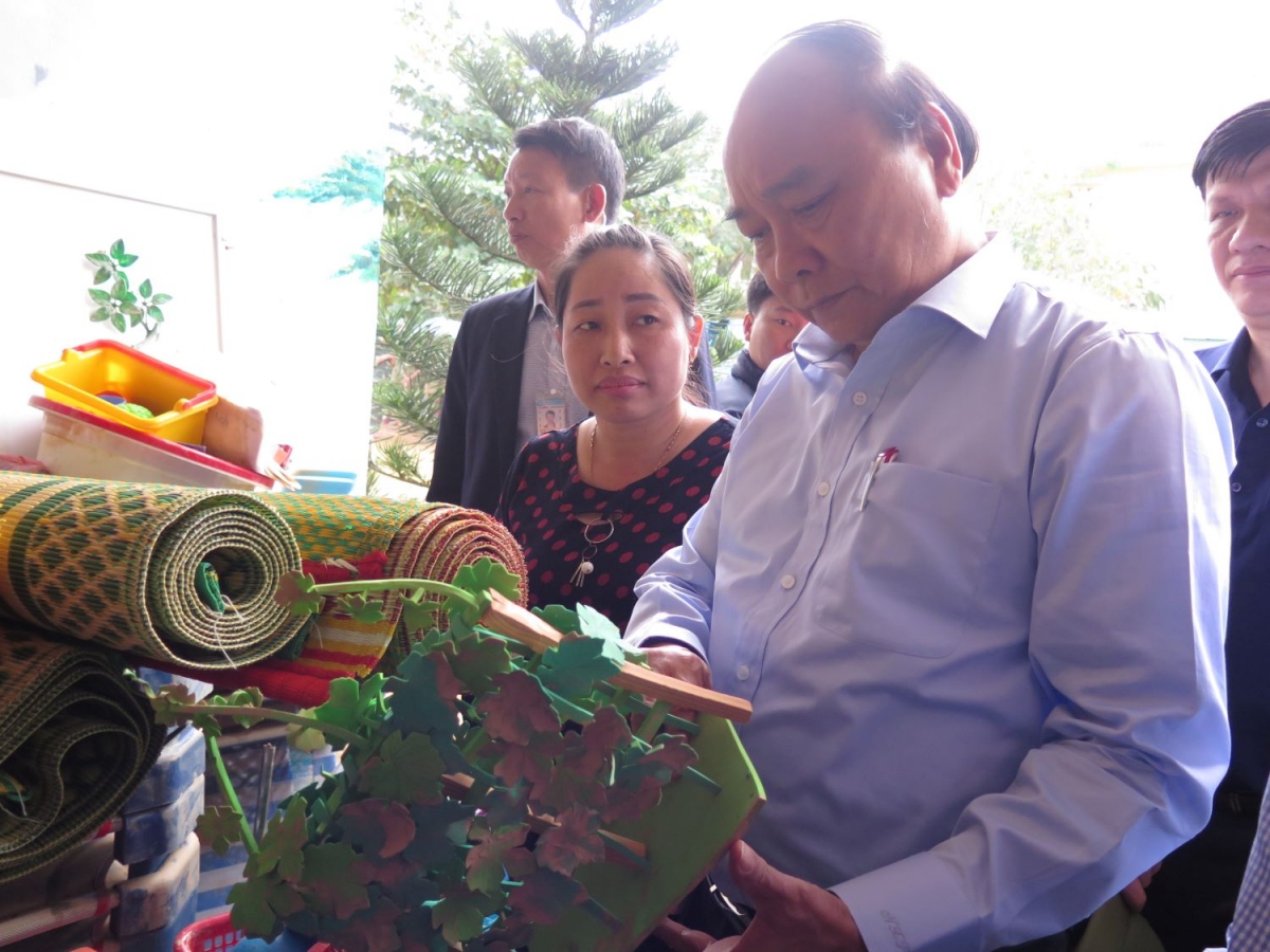 Thủ tướng Nguyễn Xuân Phúc chia sẻ những thiệt hại của cô trò trường mầm non Hiền Ninh.