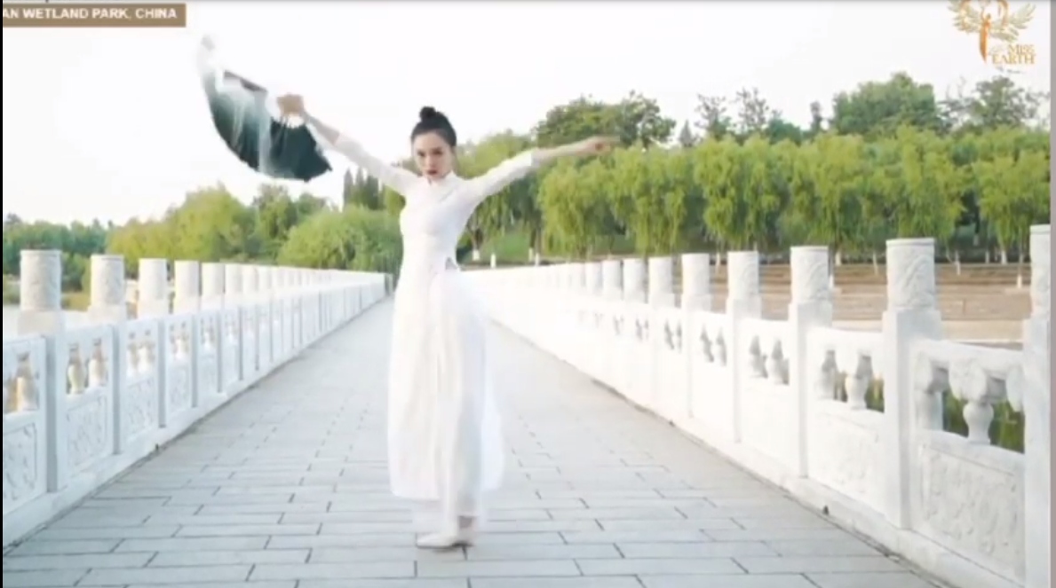Thí sinh Trung Quốc mặc áo dài Việt Nam thi tài năng tại Miss Earth 2020?
