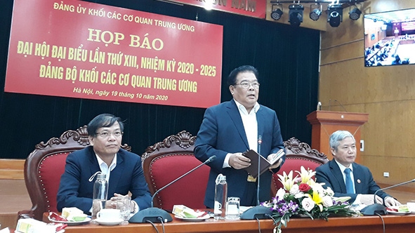 Bí thư Đảng uỷ Khối các cơ quan Trung ương Sơn Minh Thắng chủ trì cuộc họp. Ảnh: Vietnamnet