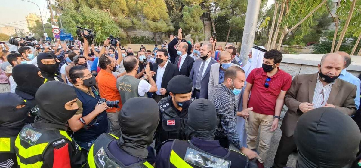 Người dân Jordan biểu tình bên ngoài Đại sứ quán Pháp ở Amman (Ảnh Reuters)