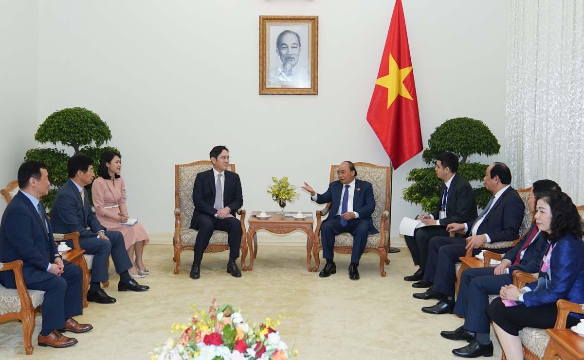Receiving Samsung Electronics Vice Chairman Lee Jae-yong in Hanoi on October 20, Prime Minister Nguyen Xuan Phuc has pledged the best conditions for the Korean group to operate efficiently in Vietnam. (Photo: VGP).