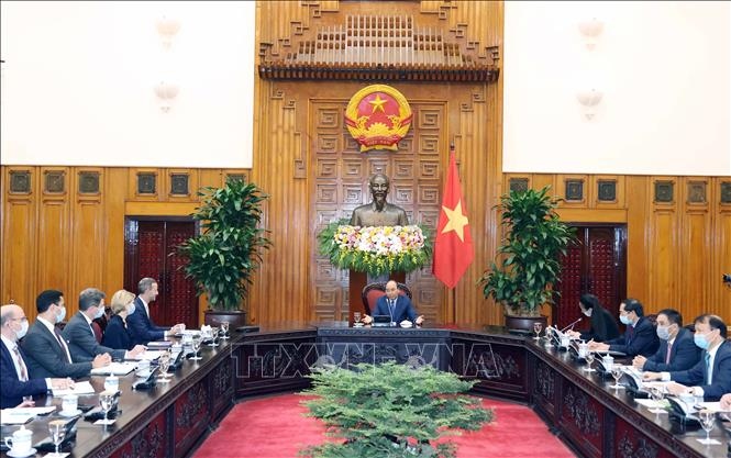 PM Nguyen Xuan Phuc receives Adam Boehler, chief executive officer of the US International Development Finance Corporation (DFC) in Hanoi on October 26. (Photo: VNA)