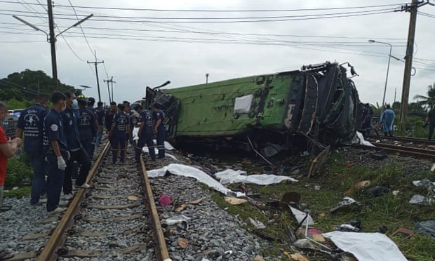 Tàu hỏa đâm xe buýt ở Thái Lan: Ít nhất 20 người tử vong