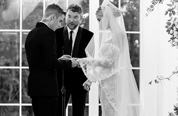 Justin Bieber và vợ khoe ảnh ngọt ngào kỷ niệm 1 năm ngày cưới