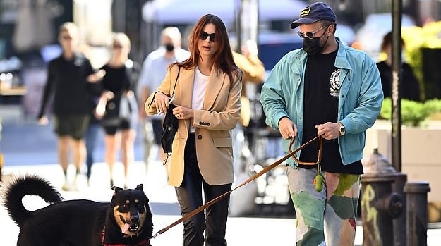 Emily Ratajkowski mặc đồ thanh lịch cùng chồng dắt thú cưng ra phố đi dạo