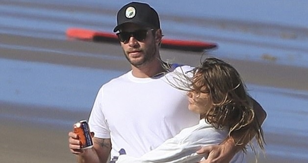 Tài tử Liam Hemsworth tình tứ ôm bạn gái trên bãi biển