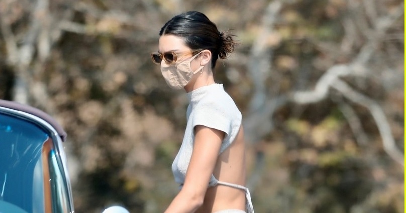 Kendall Jenner mặc đồ "kiệm vải" lái xe Cadillac cổ điển ra phố