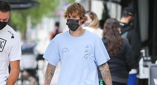 Justin Bieber gây chú ý khi mang dép lê, lái siêu xe ra phố