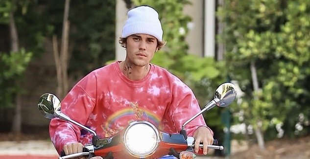 Justin Bieber hào hứng lái xe máy ra phố