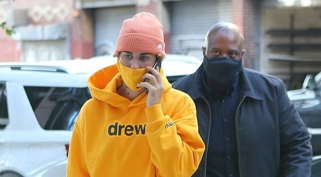 Justin Bieber diện set đồ vàng rực đến phòng thu ở New York