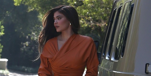 Kylie Jenner diện đầm gần 5000 USD, khoe dáng nóng bỏng ra phố