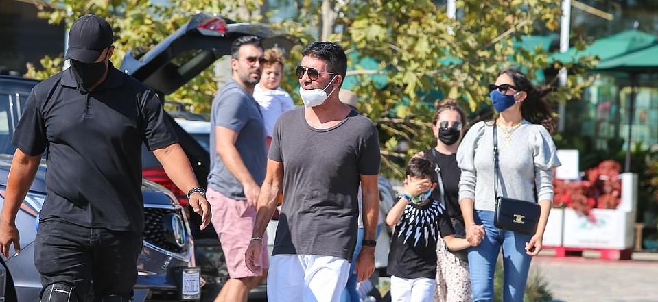 Simon Cowell vui vẻ ra phố cùng bạn gái sau 2 tháng ngã gãy lưng