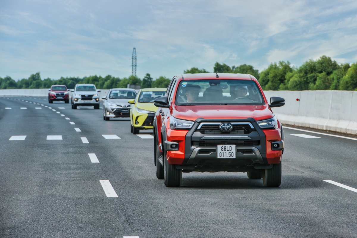 Nhờ sự hỗ trợ của nhiều công nghệ mới, nên dù có kích thước lớn - Toyota Hilux vẫn đem đến khả năng di chuyển linh hoạt.