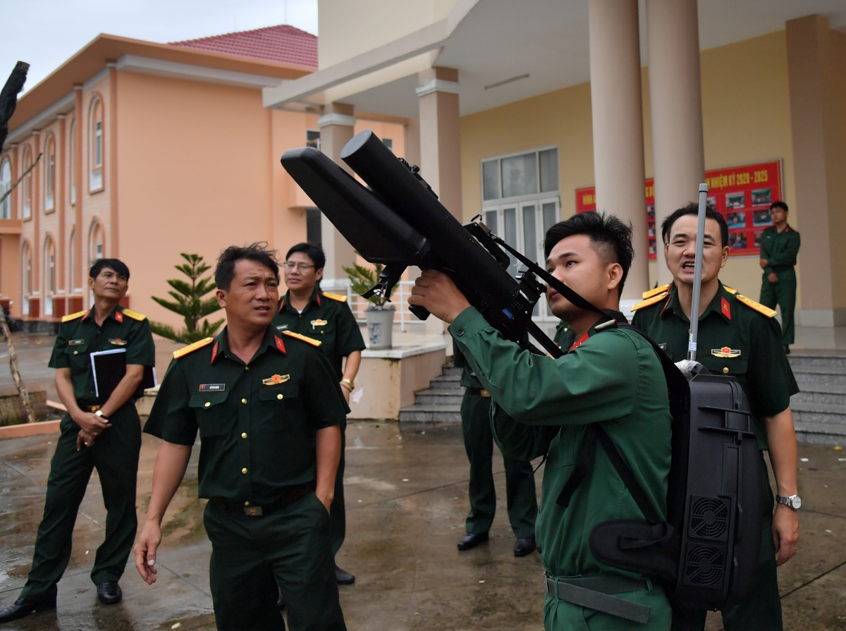 Kiên Giang triển khai thiết bị chế áp flycam không người lái