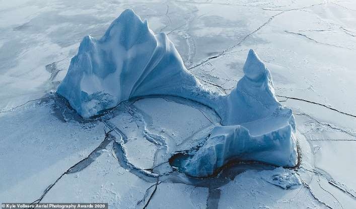 Hình ảnh khó tin của nhiếp ảnh gia người Anh Kyle Vollaers cho thấy một tảng băng đang trôi ra khỏi bờ biển Qeqertarsuaq, Greenland.