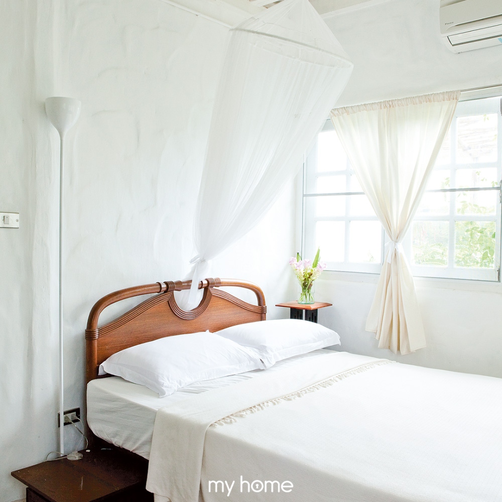 Phòng ngủ đầy hấp dẫn, cuốn hút với tông màu trắng tinh khôi.