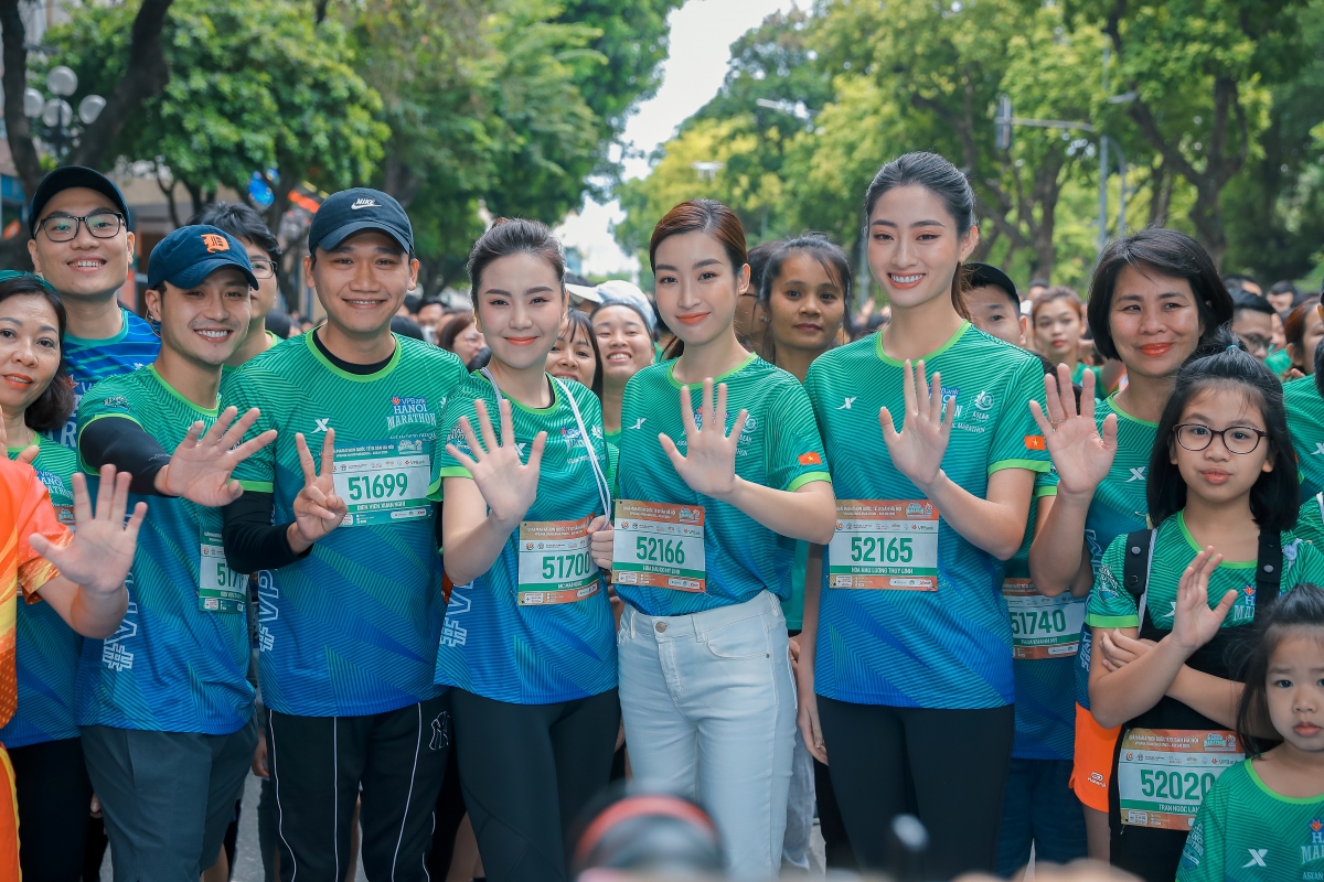 Dàn Hoa hậu gây chú ý khi chạy ở Hồ Gươm cùng Thanh Sơn, Xuân Nghị