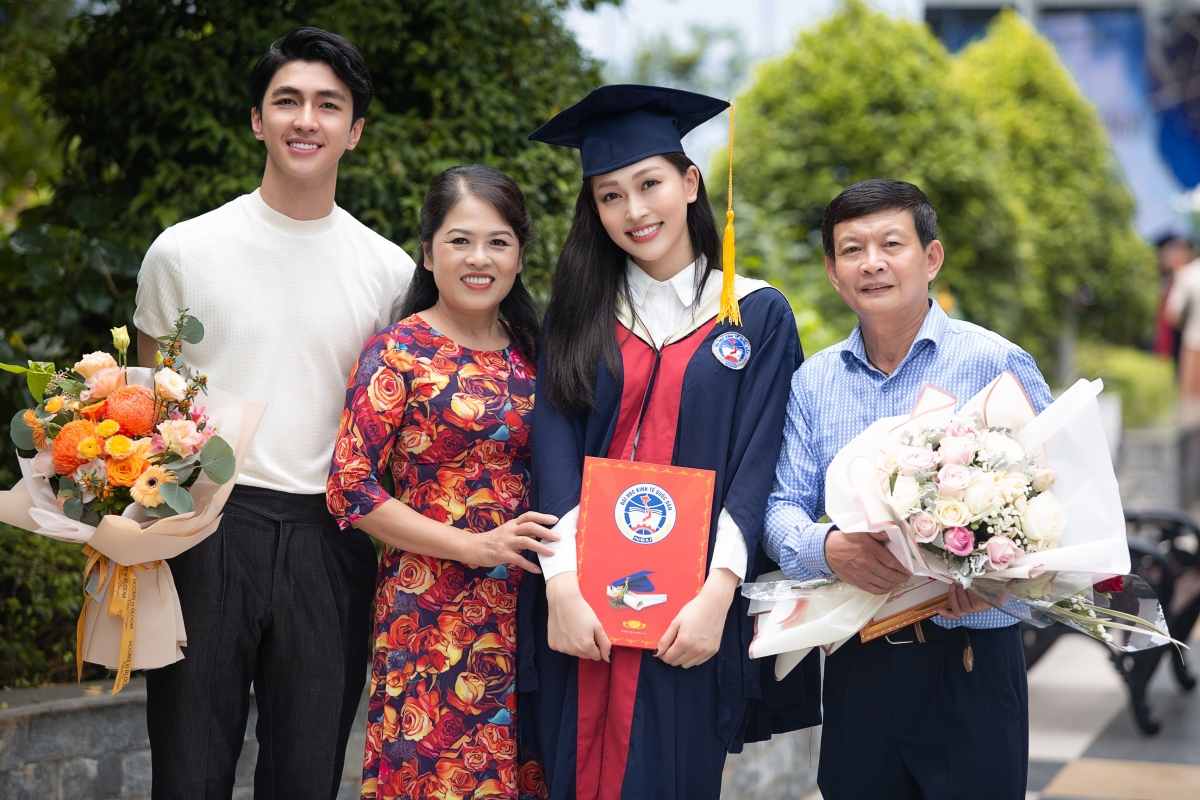 Á hậu Phương Nga rạng rỡ cùng bạn trai Bình An tại buổi lễ tốt nghiệp Đại học