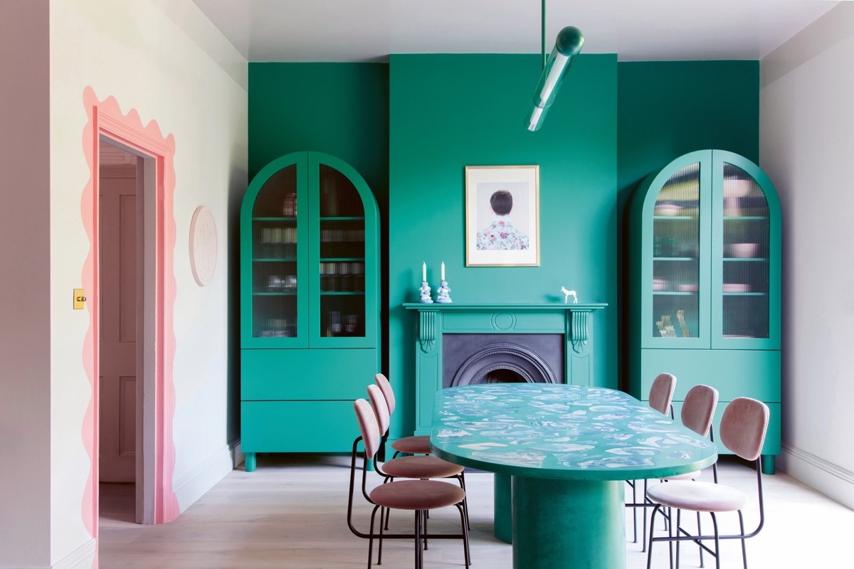 Một căn phòng ăn đầy sức sống, tinh tế nhờ trang trí hoàn toàn bằng màu xanh ngọc lam.