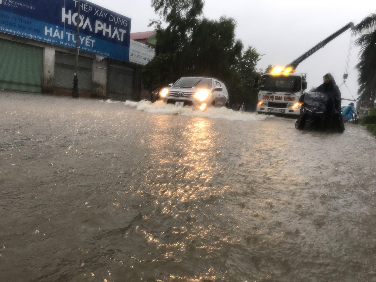 Mưa xối xả, nhiều tuyến đường tại thành phố Vinh bị nhấn chìm