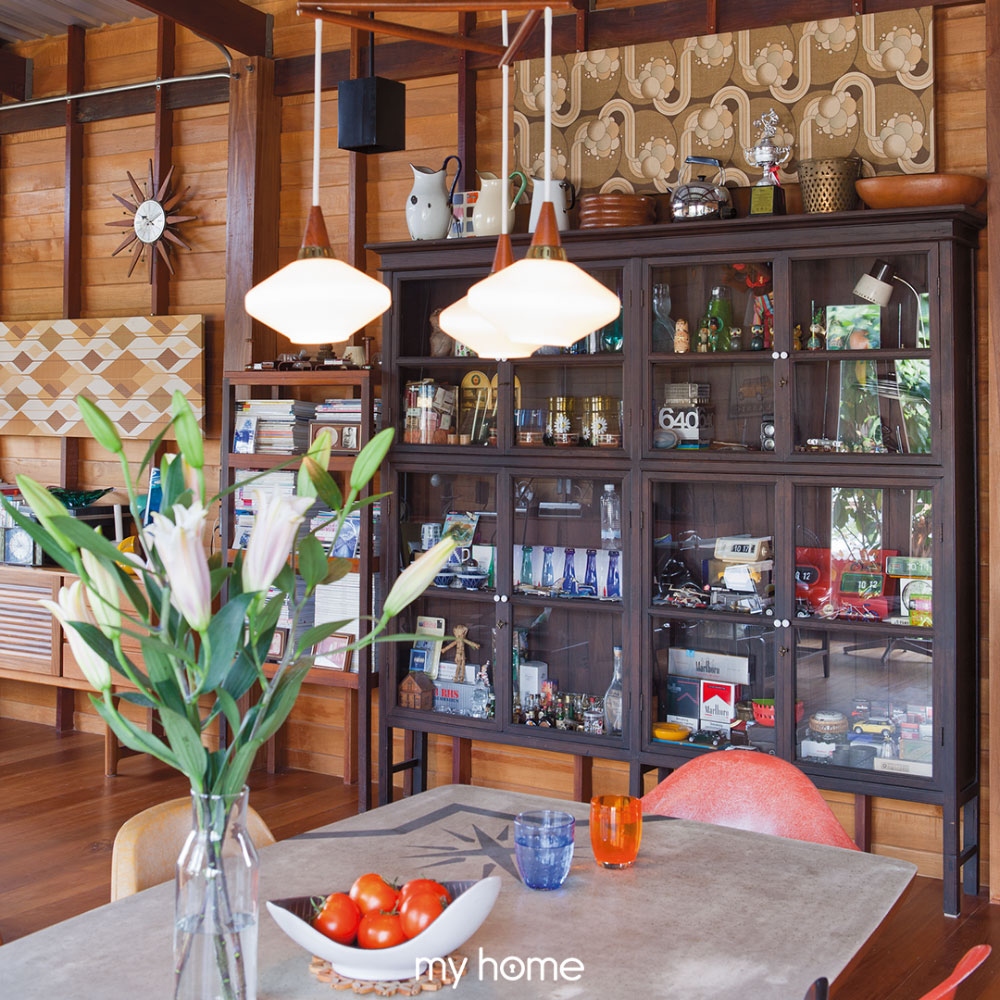 Không gian bếp và phòng khách được sắp xếp, trang trí với nhiều màu sắc và kiểu dáng khác nhau theo phong cách vừa hiện đại pha lẫn với nét đương đại cổ xưa.