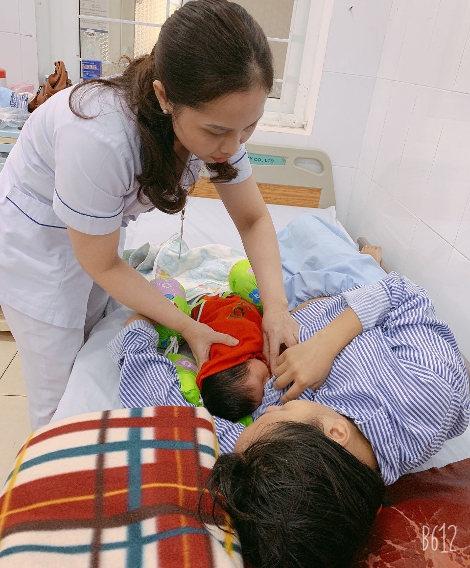 Sau khi được phao cứu sinh của lực lượng công an đưa đến Bệnh viện, sản phụ sinh nở “mẹ tròn con vuông”.