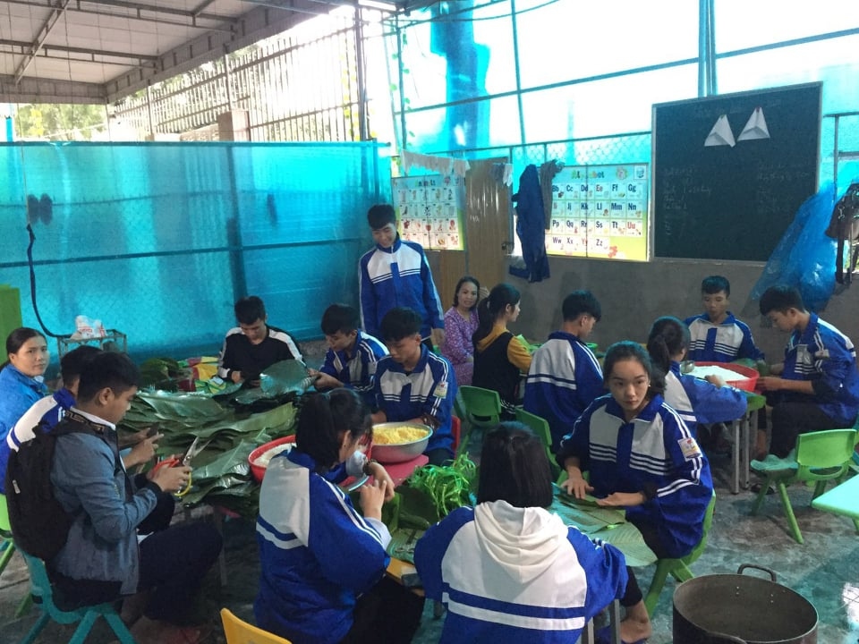 Học sinh trường Nguyễn Cảnh Chân tham gia gói bánh chưng gửi đến bà con vùng lũ.