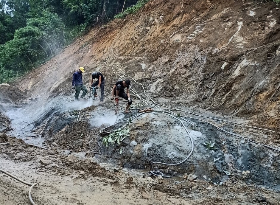 Nổ mìn phá đá thông tuyến qua đèo Le, Tỉnh lộ 611, Quảng Nam