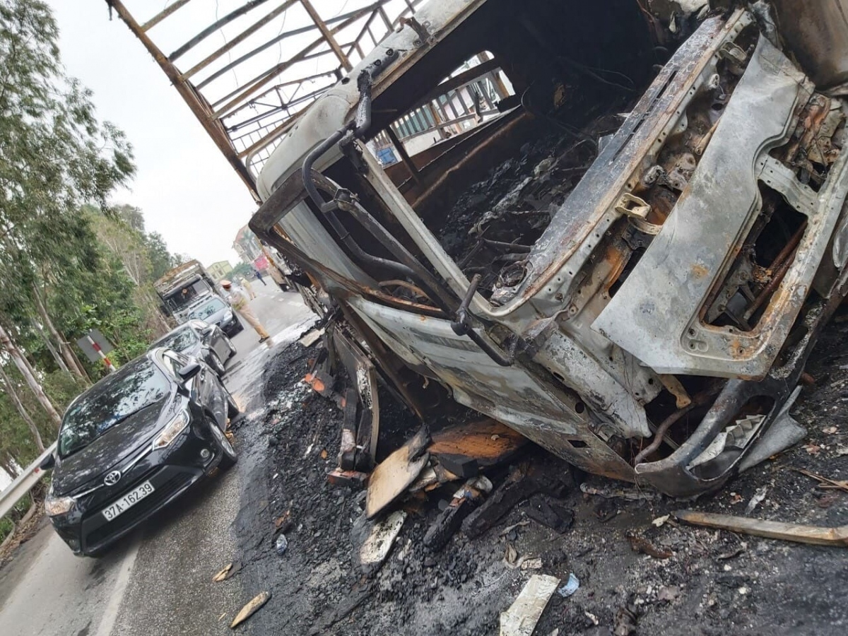 Hai xe bốc cháy dữ dội trên quốc lộ 1A sau cú va chạm kinh hoàng