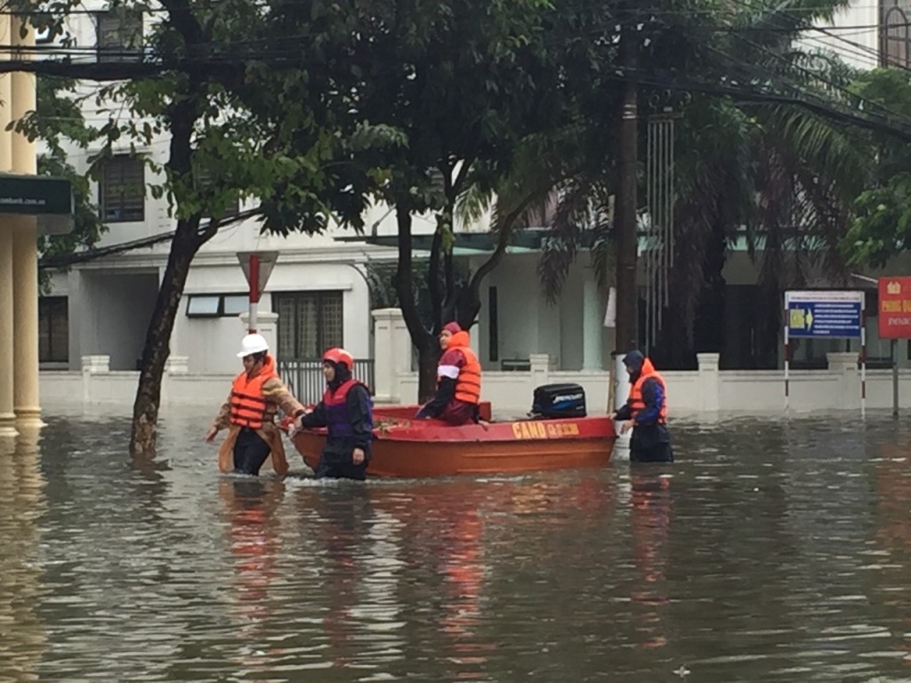 Trên những chiếc ca nô như thế này, nhiều sản phụ đã được đưa tới bệnh viện “vượt cạn”.