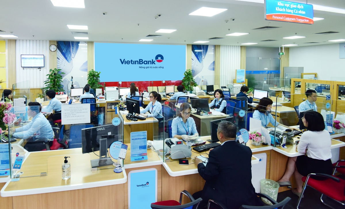 Khách hàng giao dịch tại VietinBank.