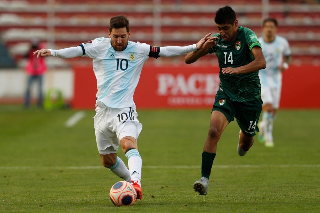 Messi khiến hàng thủ Bolivia vất vả trong việc theo kèm (Ảnh: Getty).