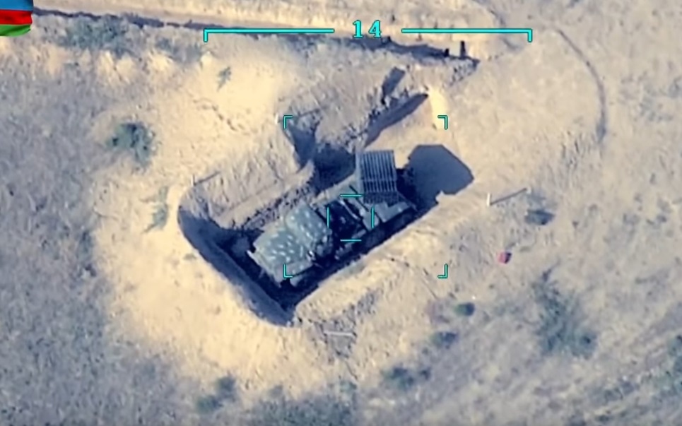 Một bệ phóng rocket của phe Armenia/“Artsakh” bị đưa vào kính ngắm của UAV do Azerbaijan điều khiển. UAV quan sát rất rõ mục tiêu. Ảnh: Trích xuất từ video Bộ Quốc phòng Azerbaijan.