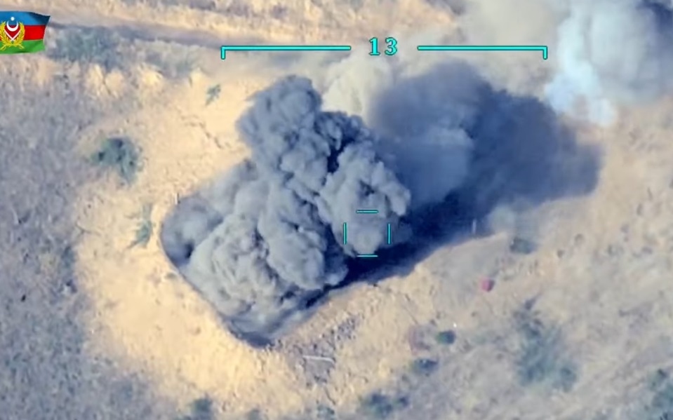 Bệ phóng rocket của Armenia/“Artsakh” nói trên nổ tung sau khi bị UAV Azerbaijan phóng tên lửa. Ảnh: Trích xuất từ video Bộ Quốc phòng Azerbaijan.