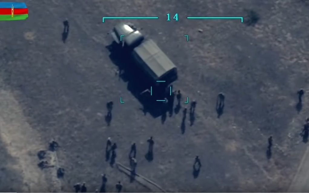 UAV (do Azerbaijan điều khiển) khóa mục tiêu vào một xe tải quân sự đối phương cùng nhiều quân nhân người Armenia đứng quanh xe. Ảnh: Trích xuất từ video Bộ Quốc phòng Azerbaijan.