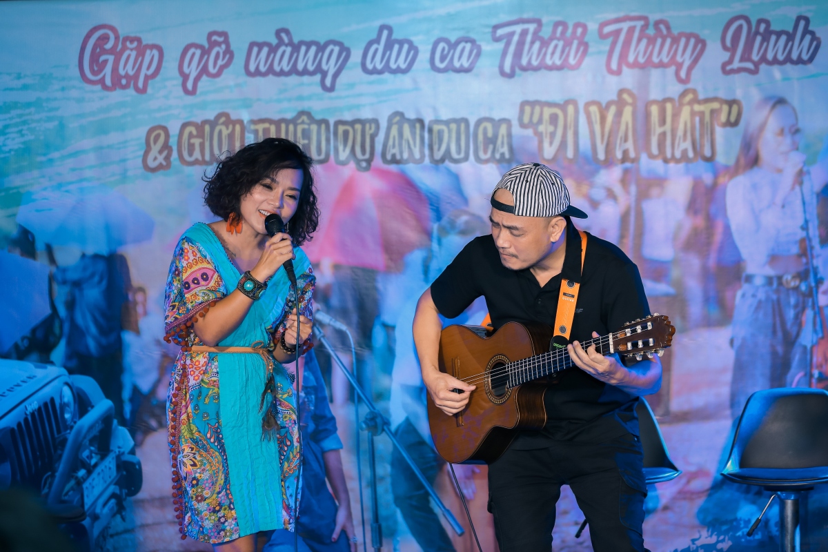 Ca sĩ Thái Thùy Linh và guitarist Phương Phạm.