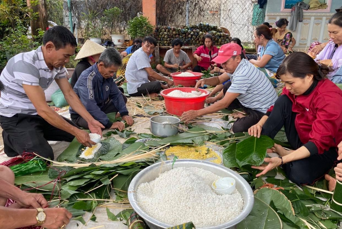 Người dân Đắk Lắk gói hơn 10.000 bánh chưng, bánh tét gửi vùng lũ miền Trung