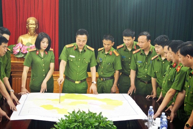 Trung tá Đào Thị Hải Yến (trái) họp bàn để triệt phá các chuyên án lớn. 
