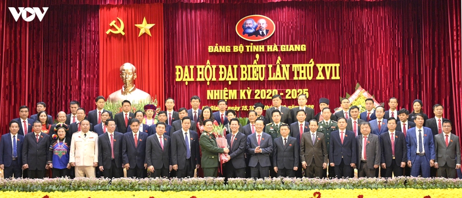 Đại tướng Ngô Xuân Lịch tặng hoa chúc mừng Ban Cấp hành Đảng bộ tỉnh Hà Giang khóa XVII, nhiệm kỳ 2020 - 2025