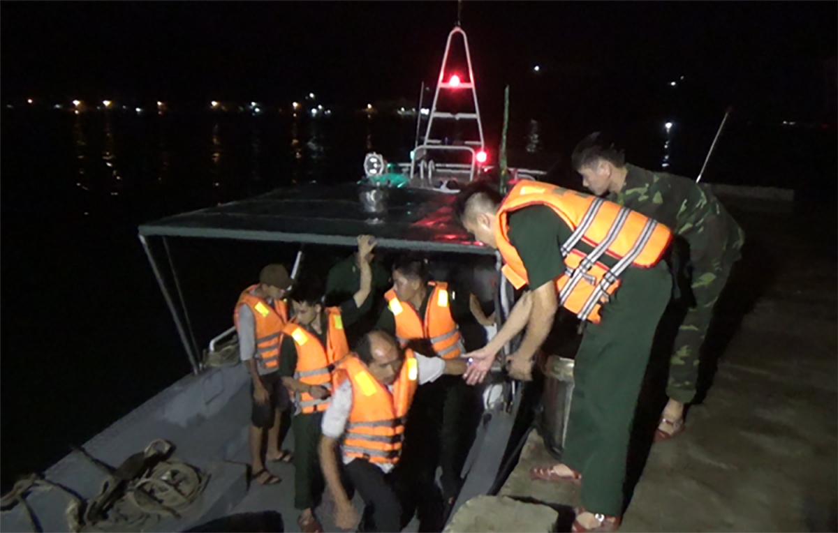 Bình Định cứu kịp thời 11 ngư dân trên tàu cá bị chìm