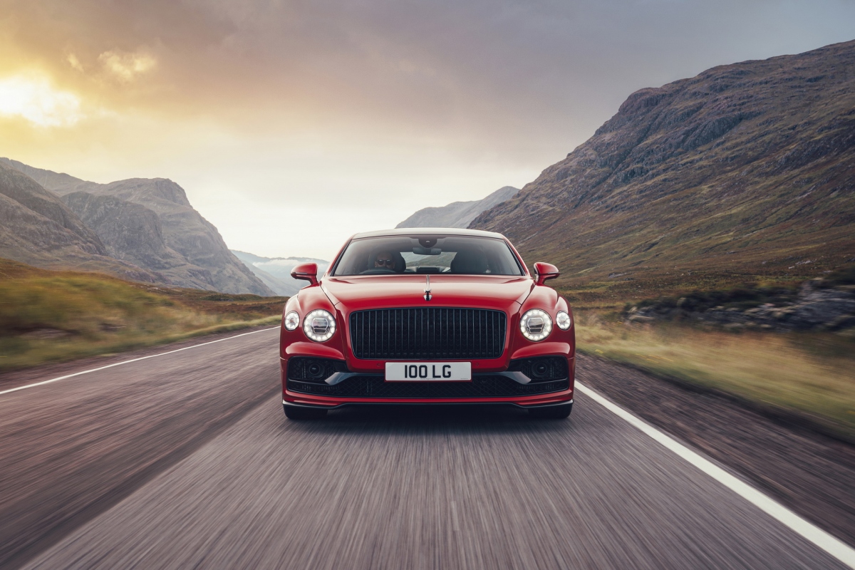 Với sức mạnh này, Bentley cho biết, chiếc sedan siêu sang của họ có thể tăng tốc lên 100 km/h trong chỉ 4,1 giây trước khi đạt tốc độ tối đa ở mức 318 km/h.