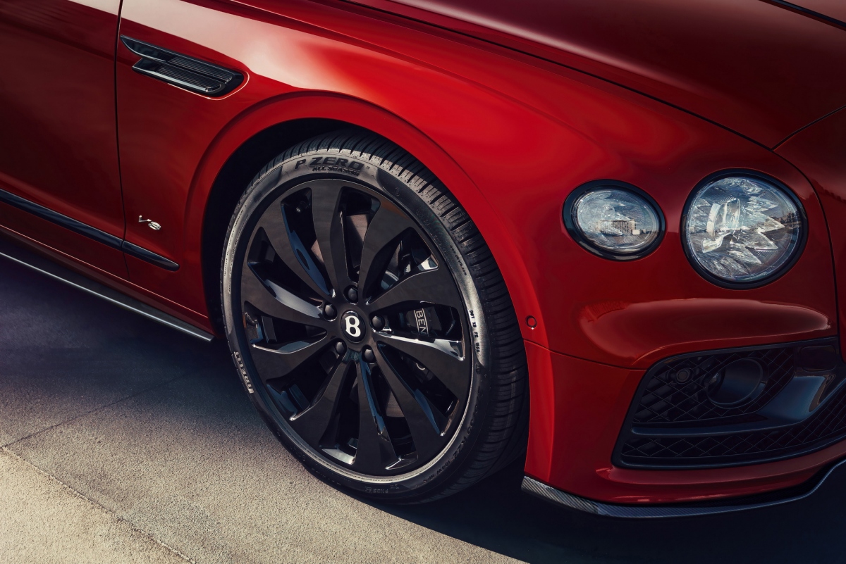 Bentley trang bị cặp đèn chiếu sáng đối xứng hai bên với công nghệ LED pha lê đẹp mắt, giống với chiếc coupe thể thao Continental GT. Bentley trang bị cho xe bộ mâm với thiết kế đa chấu xoáy đẹp mắt, kích thước 21 inch.