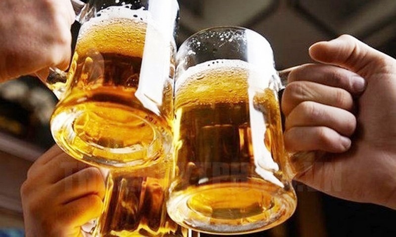 Phạt nặng người ép người khác uống rượu bia liệu có khả thi?
