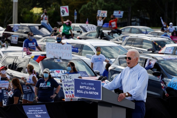 Ứng viên Đảng Dân chủ Biden phát biểu tại sự kiện tranh cử ở Coconut Creek, Florida ngày 29/10. Ảnh: Reuters  