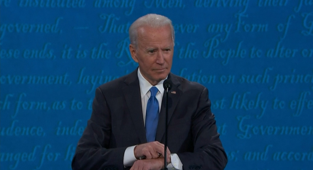 Video: Ông Biden kiểm tra đồng hồ khi tranh luận với ông Trump kết thúc